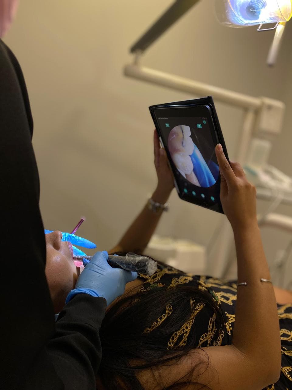 Tablet mostrando a imagem ampliada de um dente captada pela câmera intraoral durante o atendimento